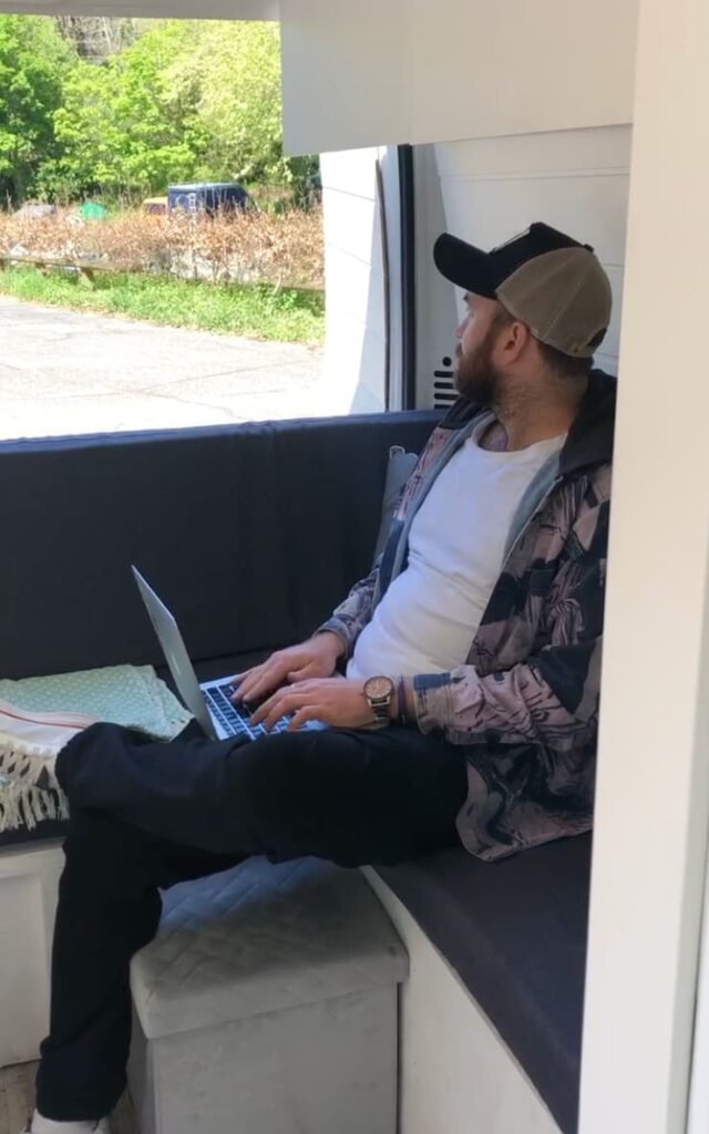 Robin Söderström arbetar vid en laptop under en resa
